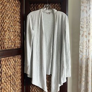 Ace-metrical Chico’s white grey sweater soft and cute